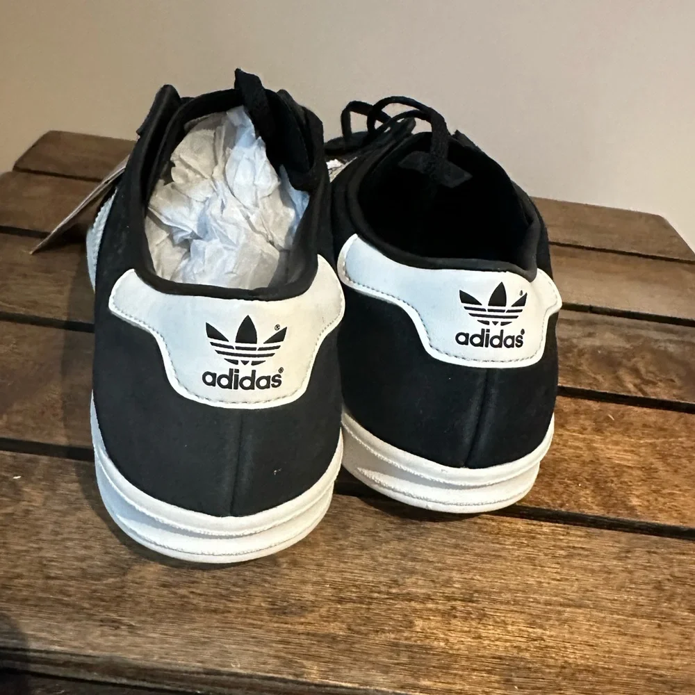 ADIDAS Hamburg Unisex Women's size 8 1/2 & Men's size 6 1/2 Black & White NEW🖤🤍👟